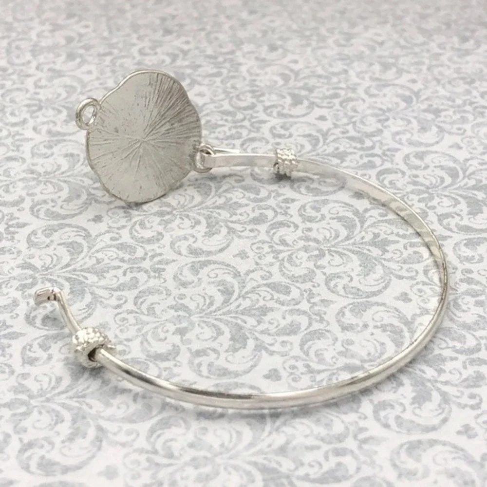 🌼 Celtic Knot 2-Tone Hook Bangle Bracelet